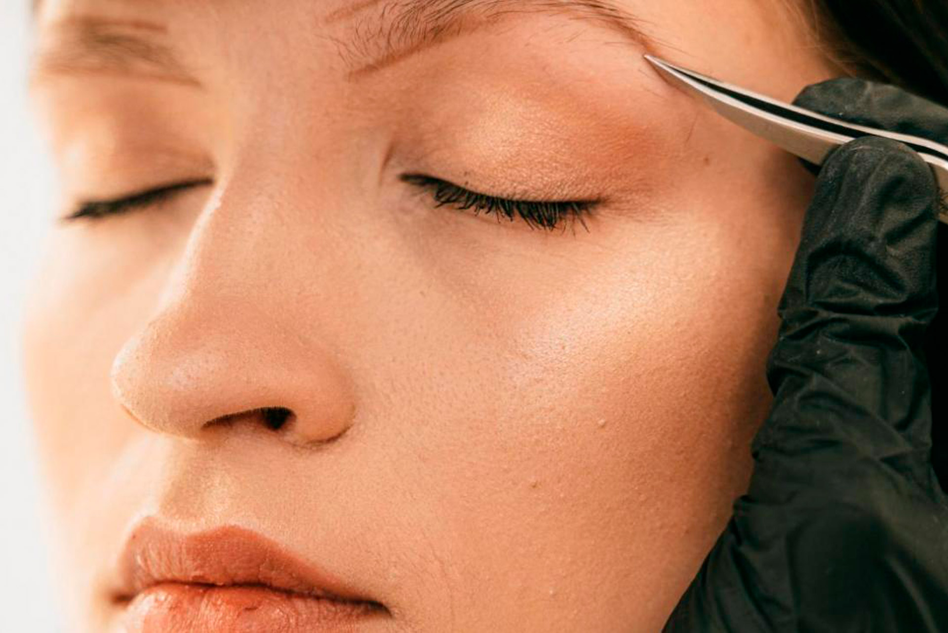 Diseño de Cejas con Henna